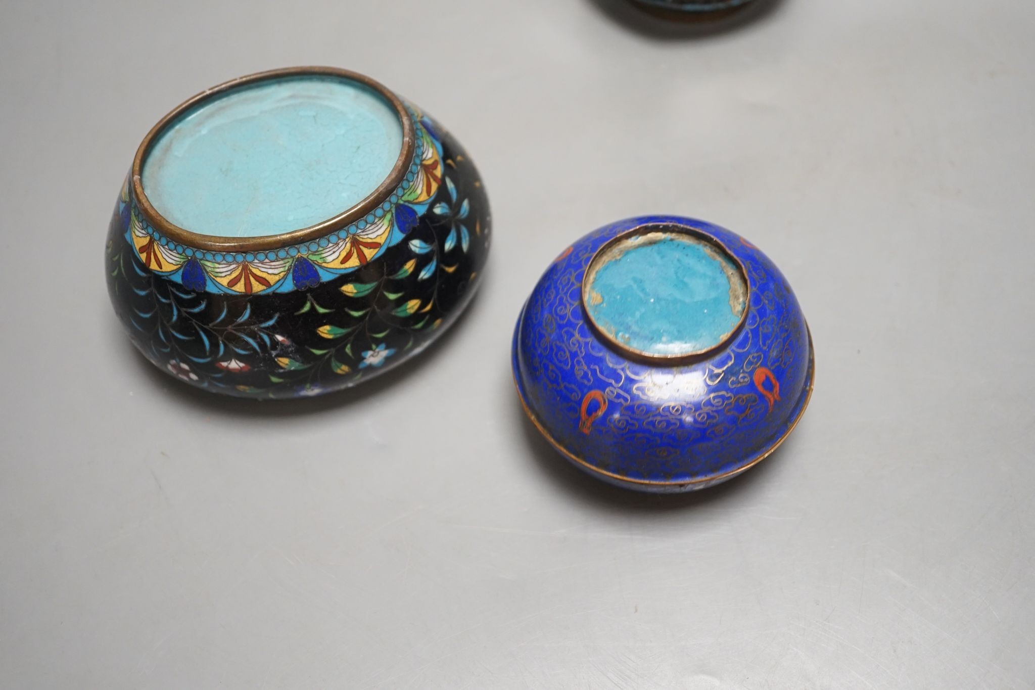 A Chinese cloisonné enamel dragon box and cover and two Japanese cloisonné enamel vessels, tallest 18cm